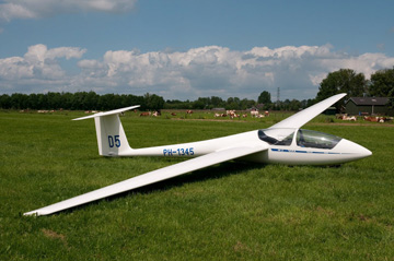 Buitenlanding ASK21 in weiland